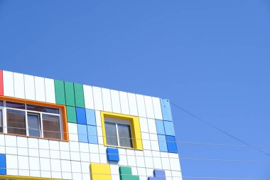 Binanın cephesinin ayrıntıları ve elemanları. Şehrin mimarisi. Tasarım için arka plan görüntüsü.