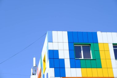 Binanın cephesinin ayrıntıları ve elemanları. Şehrin mimarisi. Tasarım için arka plan görüntüsü.