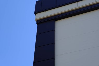 Binanın cephesinin ayrıntıları ve elemanları. Şehrin mimarisi. Tasarım için arka plan görüntüsü.