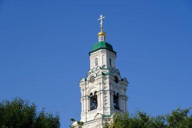 Binanın cephesinin ayrıntıları ve elemanları. Şehrin mimarisi. Tasarım için arka plan görüntüsü.