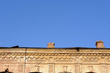 Binanın cephesinin ayrıntıları ve elemanları. Şehrin mimarisi. Tasarım için arka plan görüntüsü.