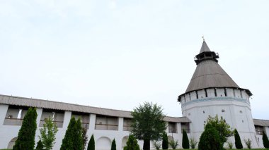Binanın cephesinin ayrıntıları ve elemanları. Şehrin mimarisi. Tasarım için arka plan görüntüsü.