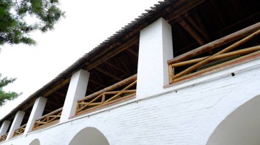 Binanın cephesinin ayrıntıları ve elemanları. Şehrin mimarisi. Tasarım için arka plan görüntüsü.