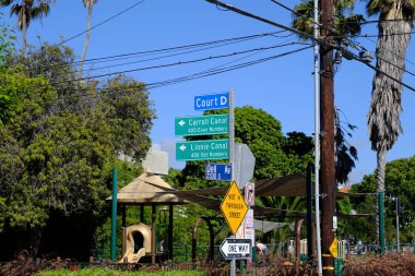 Kablolu elektrik direği