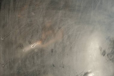 Paslı ve boyanmış metal yüzey. Odaklanmamış ve bulanık arkaplan