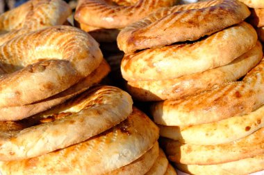 Un kekleri. Pastane ürünleri masada..