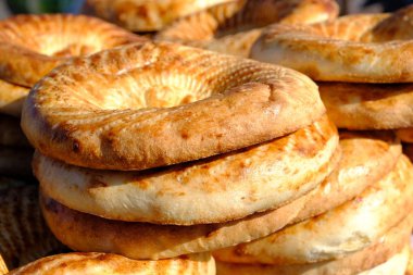 Un kekleri. Pastane ürünleri masada..