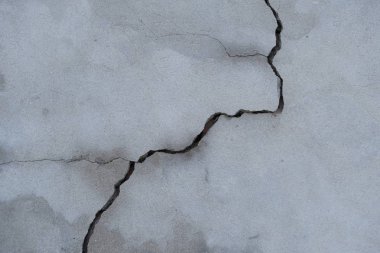 Evin duvarında çatlak