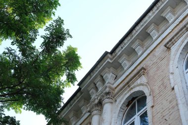 Detaylar ve binaların cephe elemanları. Tasarım için arka plan görüntüsü. Şehir mimarisi