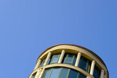 Detaylar ve binaların cephe elemanları. Tasarım için arka plan görüntüsü. Şehir mimarisi