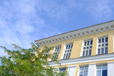 Detaylar ve binaların cephe elemanları. Tasarım için arka plan görüntüsü. Şehir mimarisi