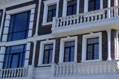 Detaylar ve binaların cephe elemanları. Tasarım için arka plan görüntüsü. Şehir mimarisi