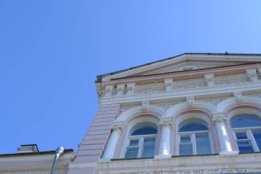 Detaylar ve binaların cephe elemanları. Tasarım için arka plan görüntüsü. Şehir mimarisi