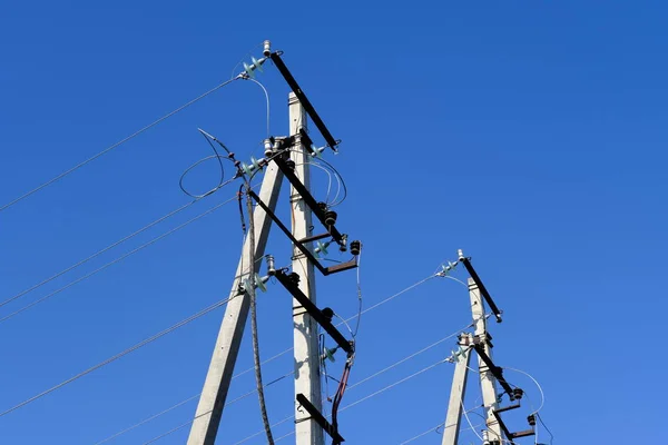 Электрический Столб Проводами Против Голубого Неба — стоковое фото