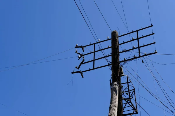 Poteau Électrique Avec Fils Contre Ciel Bleu — Photo