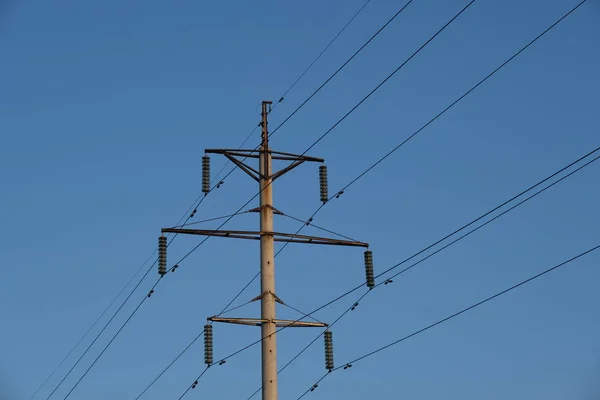 与蓝天对视的电线的电线杆 — 图库照片