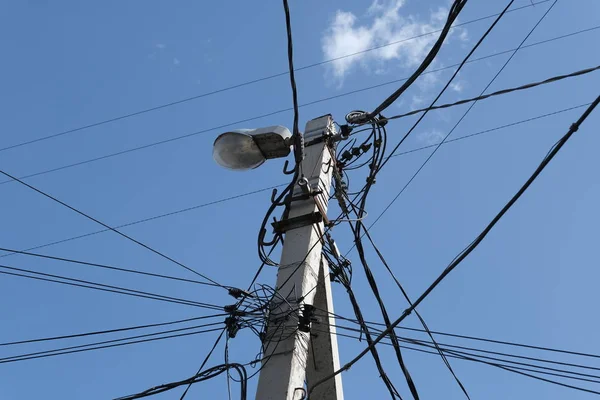 Электрический Столб Проводами Против Голубого Неба — стоковое фото