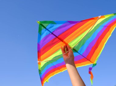 Elinde uçurtma tutan bir çocuk