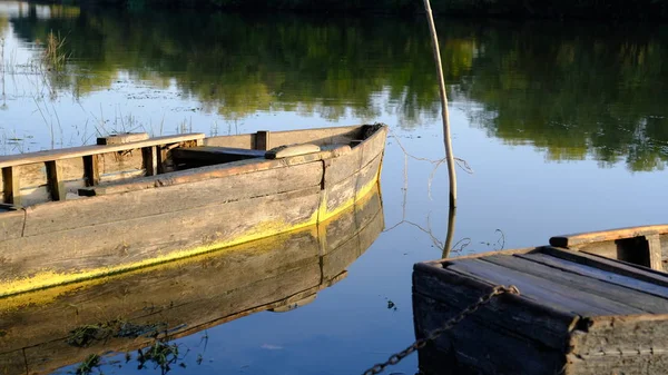 Bir Rus Köyünde Nehir Tarafından Eski Ahşap Balıkçı Teknesi — Stok fotoğraf