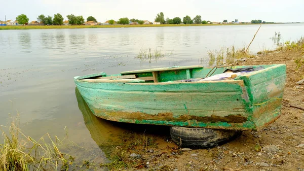 Bir Rus Köyünde Nehir Tarafından Eski Ahşap Balıkçı Teknesi — Stok fotoğraf