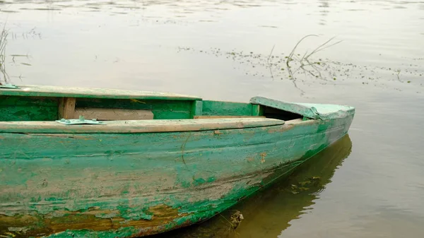 Velho Barco Pesca Madeira Perto Rio Uma Aldeia Russa — Fotografia de Stock