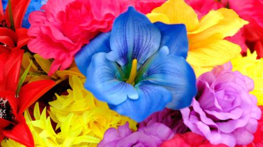 El yapımı kumaş çiçekler. Tasarımcı için parlak çiçek arka plan