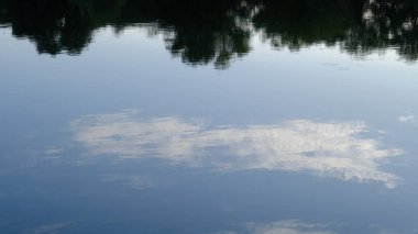 Nehirde gün batımı. Alacakaranlık. Sudaki yansıma. Su yüzeyi