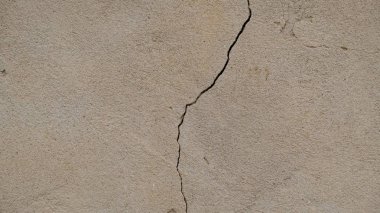 Evin duvarında çatlak