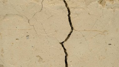 Evin duvarında çatlak