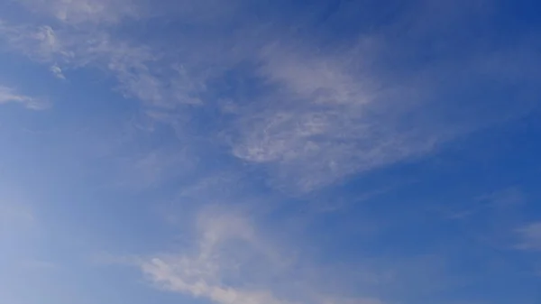 Obloha Bílými Mraky Obrázek Pozadí Návrháře — Stock fotografie