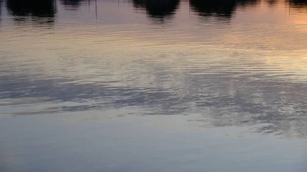 Ηλιοβασίλεμα Στο Ποτάμι Σούρουπο Αντανάκλαση Στο Νερό Επιφάνεια Νερού — Φωτογραφία Αρχείου