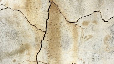 Los Angeles 'ta bir evin beton duvar yüzeyinde bir çatlak. Tasarım için arkaplan resmi
