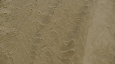 Nehir kenarında kum. Odaklanmış Arkaplan. Tasarım şablonu.