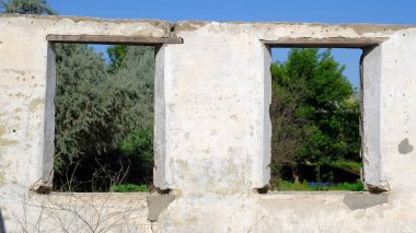 Kırsal kesimdeki eski harabe bina.