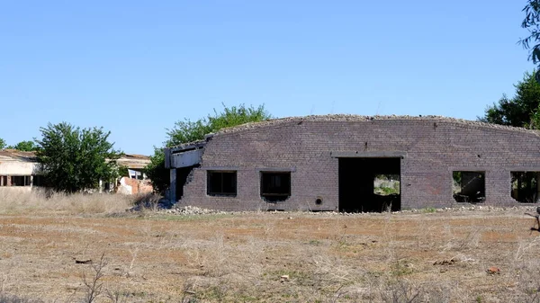 田舎の古い荒廃した建物 — ストック写真