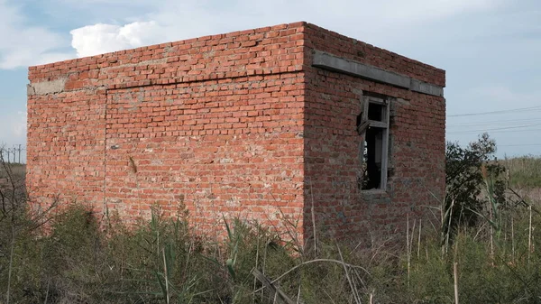 ロシアにおける個人的なプロット上の放棄された家 — ストック写真
