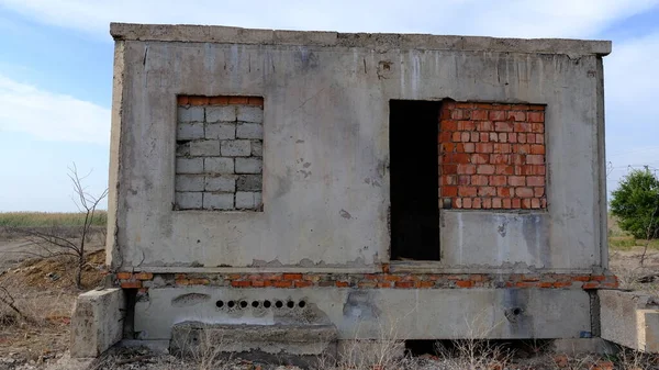 俄罗斯个人土地上的废弃房屋 — 图库照片