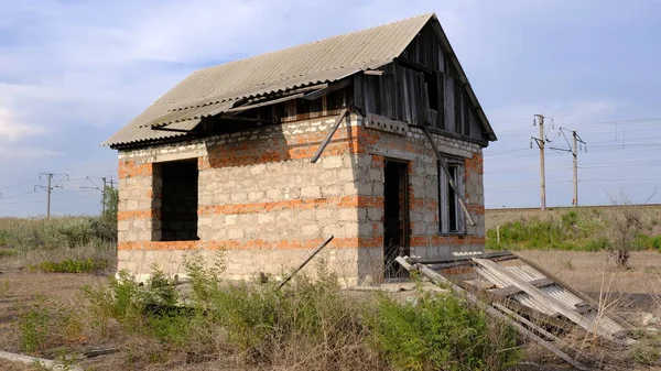 ロシアにおける個人的なプロット上の放棄された家 — ストック写真