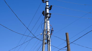 Kırsal kesimde kablolu elektrik direği