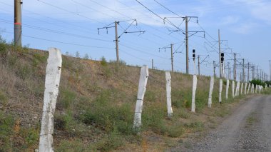 Kırsal kesimde kablolu elektrik direği