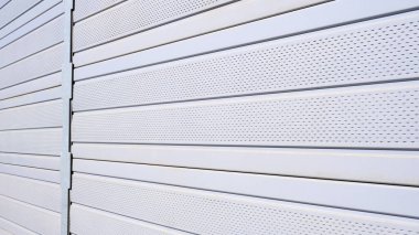 Paslı ve boyanmış metal yüzey. Odaklanmamış ve bulanık arkaplan