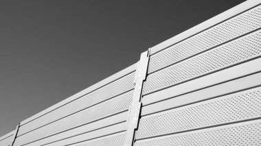 Paslı ve boyanmış metal yüzey. Odaklanmamış ve bulanık arkaplan