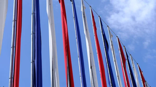 Bandiere Multicolori Festive Sulla Strada Città — Foto Stock