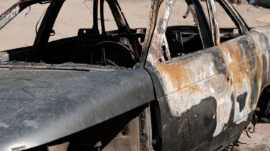 Yanmış ve hasarlı bir araba cesedi.