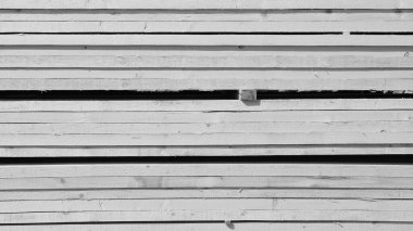 Tahtalar bir depoya istiflenmiş.