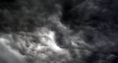 Gökyüzünde yoğun bir bulut tabakası. Gök gürültülü bulutlar. Web tasarımı için arkaplan resmi