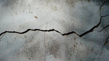 Bina duvarının alçılı yüzeyinde çatlak var. İç tasarım için arkaplan resmi.