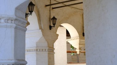 Binanın dış görünüşünün ayrıntıları ve unsurları.