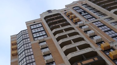 Binanın dış görünüşünün ayrıntıları ve unsurları.