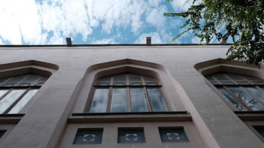 Binanın dış görünüşünün ayrıntıları ve unsurları.